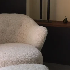 Audo Copenhagen Ingeborg Med Fodskammel Fåreskind Moonlight/Røget Eg^ Stole|Stue