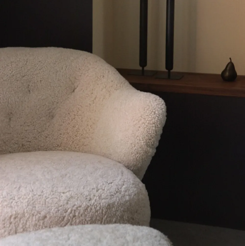 Audo Copenhagen Ingeborg Med Fodskammel Fåreskind Moonlight/Røget Eg^ Stole|Stue