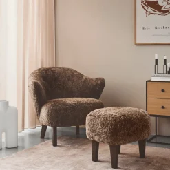 Audo Copenhagen Ingeborg Med Fodskammel Fåreskind Sahara/Røget Eg^ Stole|Stue