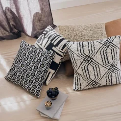 Compliments Astro Cushion Black 50x50 cm^ Puder