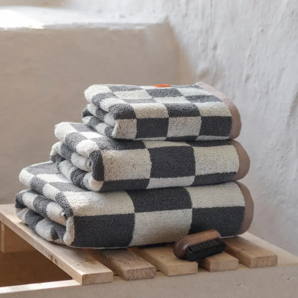 Mette Ditmer Retro Bath Towel Dark Grey^ Badeværelse|Badtekstiler