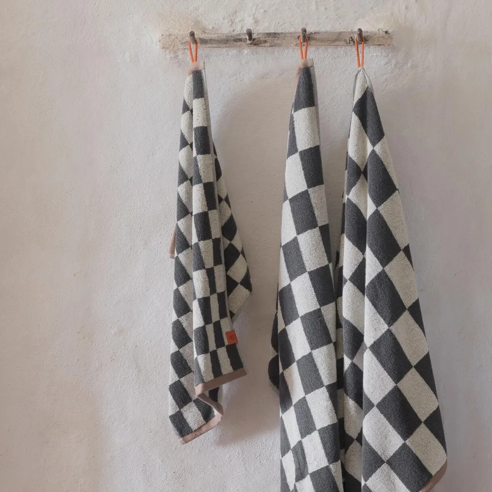 Mette Ditmer Retro Bath Towel Dark Grey^ Badeværelse|Badtekstiler