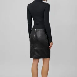 My Essential Wardrobe The Leather Skirt^Dame Underdele