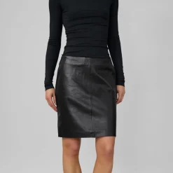 My Essential Wardrobe The Leather Skirt^Dame Underdele