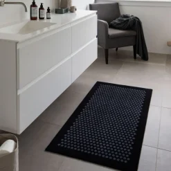 Tica Copenhagen Dot Smudsmåtte Sort/Grå 67x120 cm^ Tæpper & Måtter