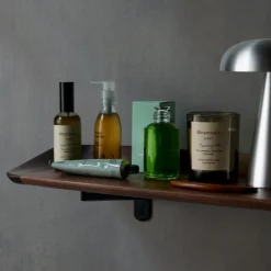 &Tradition Guild HM14 Valnød^ Hylder|Stue