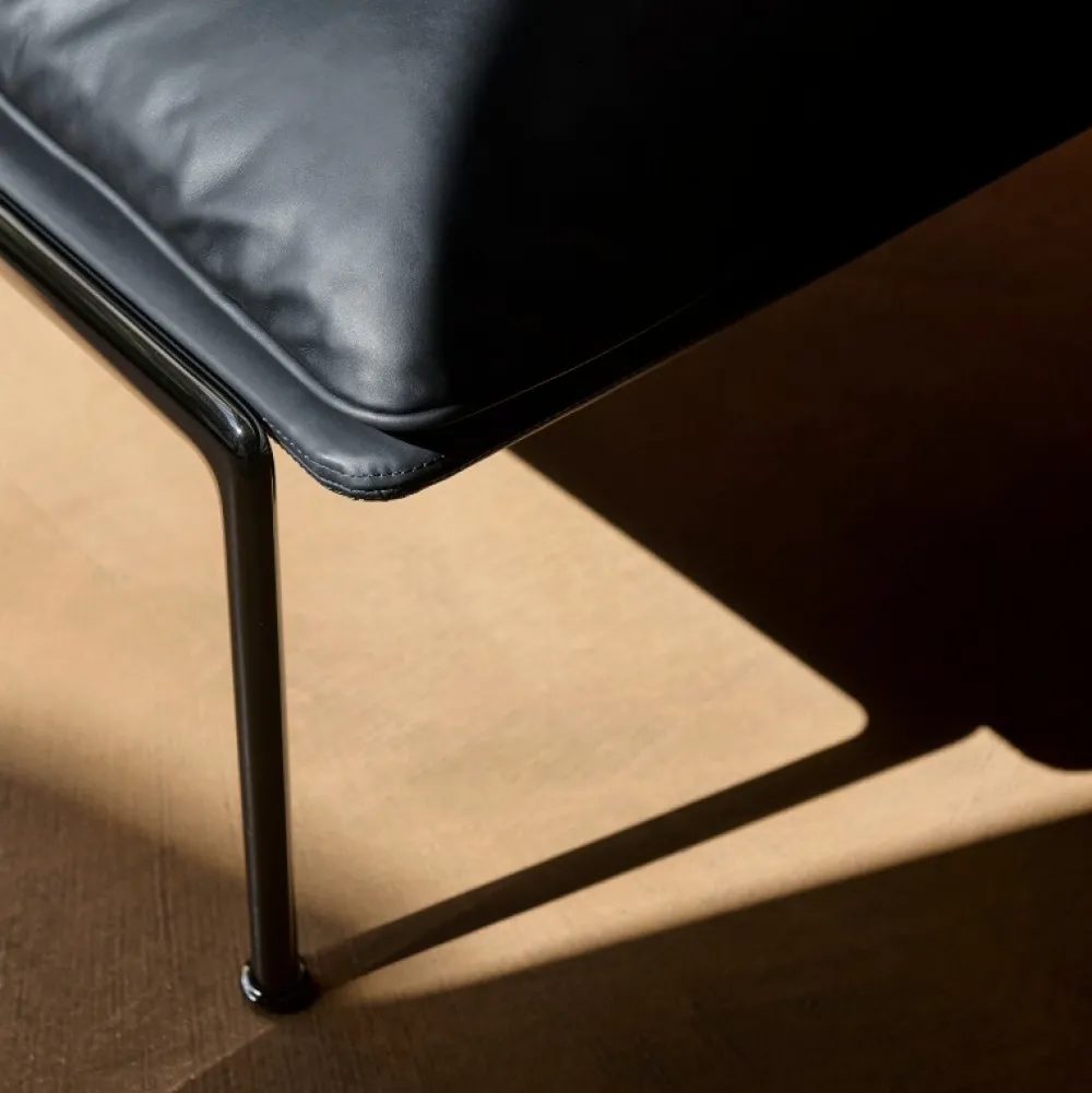 &Tradition Muno LN17 Black Noble Leather Dark Chrome Legs^ Stue|Stole