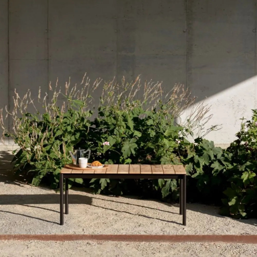 &Tradition Ville AV27 Bænk Warm Black^ Havemøbler