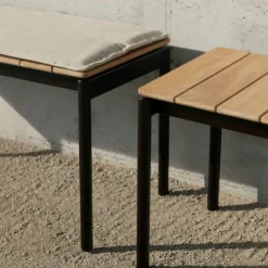 &Tradition Ville AV27 Bænk Warm Black^ Havemøbler